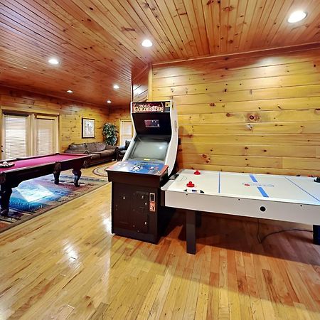 The Great Escape Ii, 5 Bedrooms, Sleeps 17, Game Room, Pool Access, Theater Gatlinburg Exteriör bild