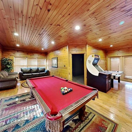 The Great Escape Ii, 5 Bedrooms, Sleeps 17, Game Room, Pool Access, Theater Gatlinburg Exteriör bild